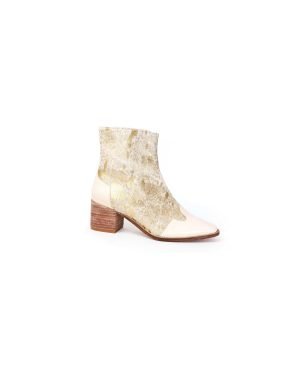 Botín California en cuero napa ivory con pelo animal print y detalles dorados, taco de 5 cm forrado en suela, hecho a mano en Perú