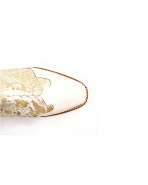 Botín California en cuero napa ivory con pelo animal print y detalles dorados, taco de 5 cm forrado en suela, hecho a mano en Perú