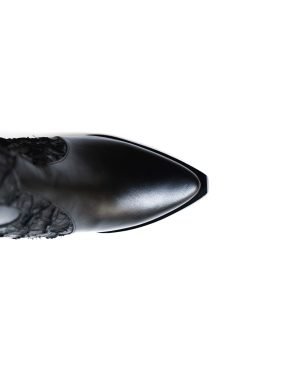 Bota Sirena negra de cuero liso y cuero de paiche con punta cuadrada, taco de 7 cm y planta de suela vacuno gruesa, hecha artesanalmente en Perú