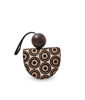 Clutch artesanal de cuero con diseño circular hipnótico y asa de madera reciclada – Hecho a mano en Perú