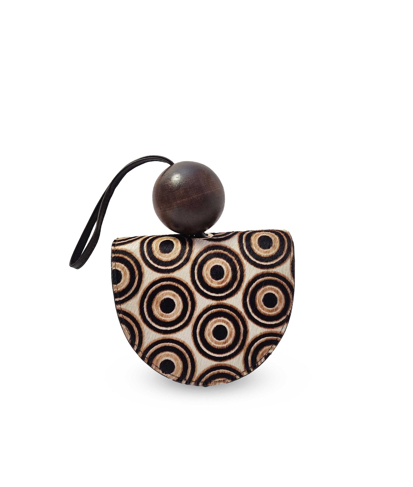 Clutch artesanal de cuero con diseño circular hipnótico y asa de madera reciclada – Hecho a mano en Perú