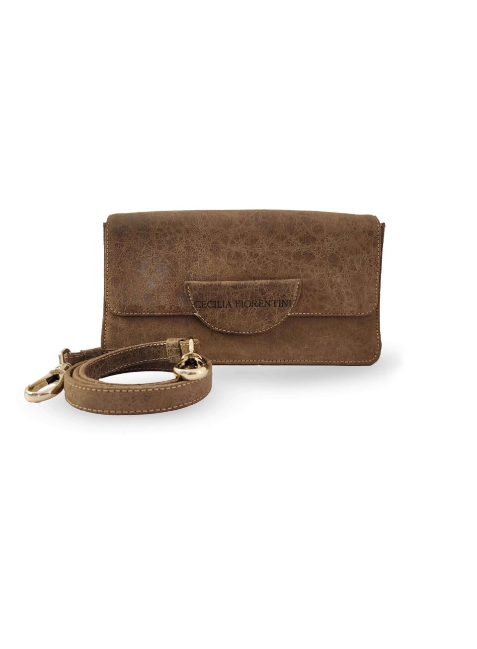Clutch Yana en cuero craquelado marrón con correa removible, diseño Cecilia Fiorentini.