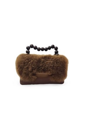Clutch artesanal en alpaca y cuero peruano, con asa de esferas de madera reciclada – modelo INTI