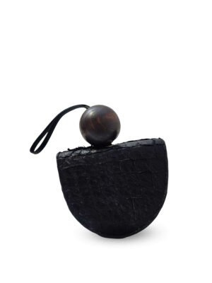 Clutch Wayra de cuero de paiche con diseño circular y asa con esfera de madera reciclada – moda sostenible artesanal peruana