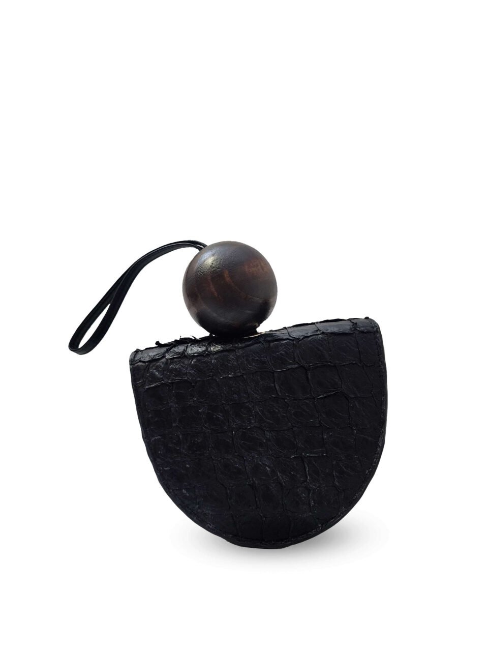 Clutch Wayra de cuero de paiche con diseño circular y asa con esfera de madera reciclada – moda sostenible artesanal peruana