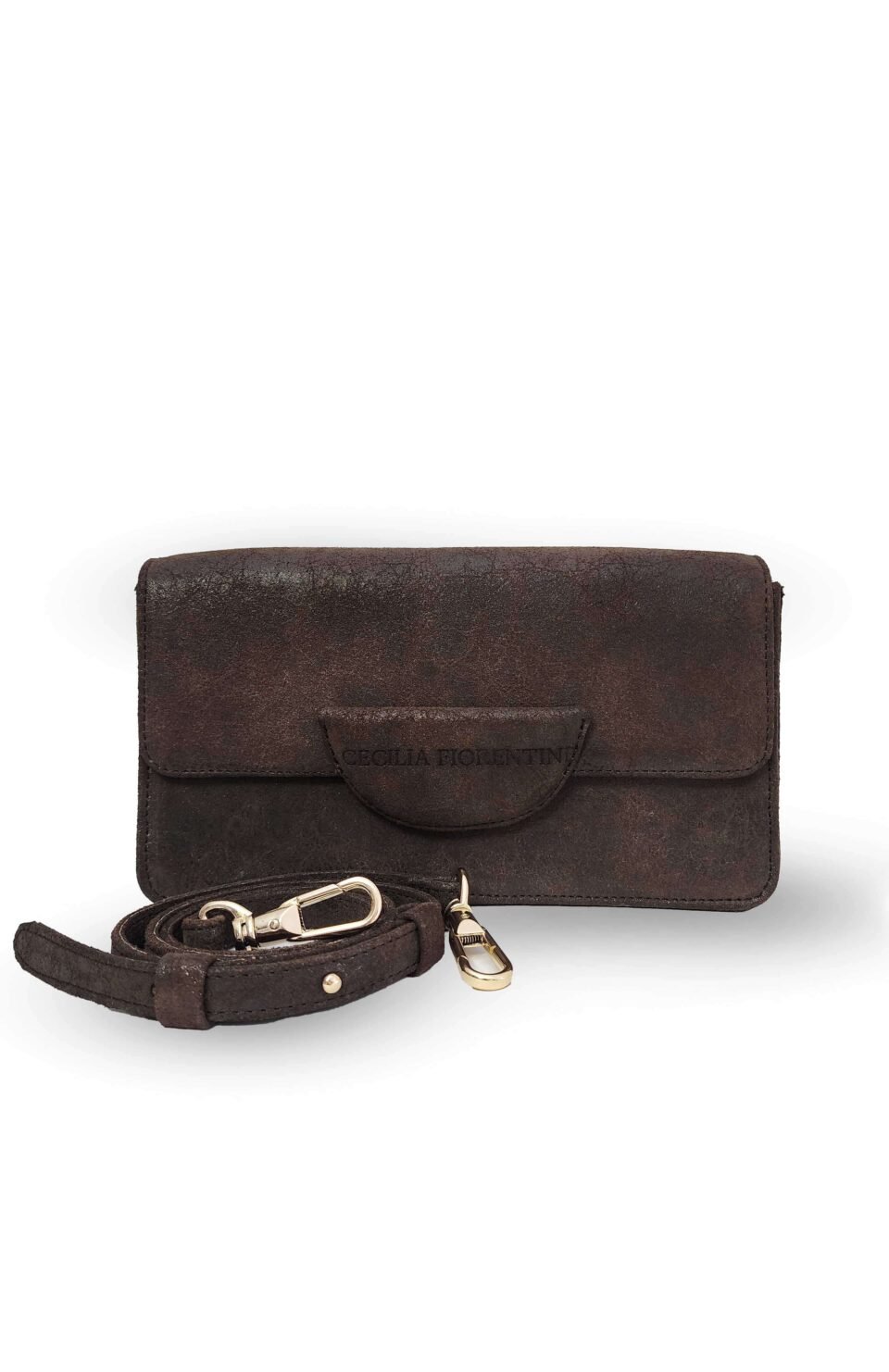 Clutch de alpaca beige con cuero liso marrón y asa de esferas de madera reciclada, diseño Cecilia Fiorentini.