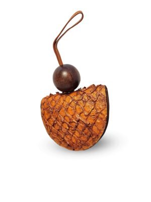 Imagen del clutch Wayra elaborado en cuero de paiche habano con textura escamosa, diseño semicircular en tonos marrones, y asa con esfera de madera marrón oscuro.