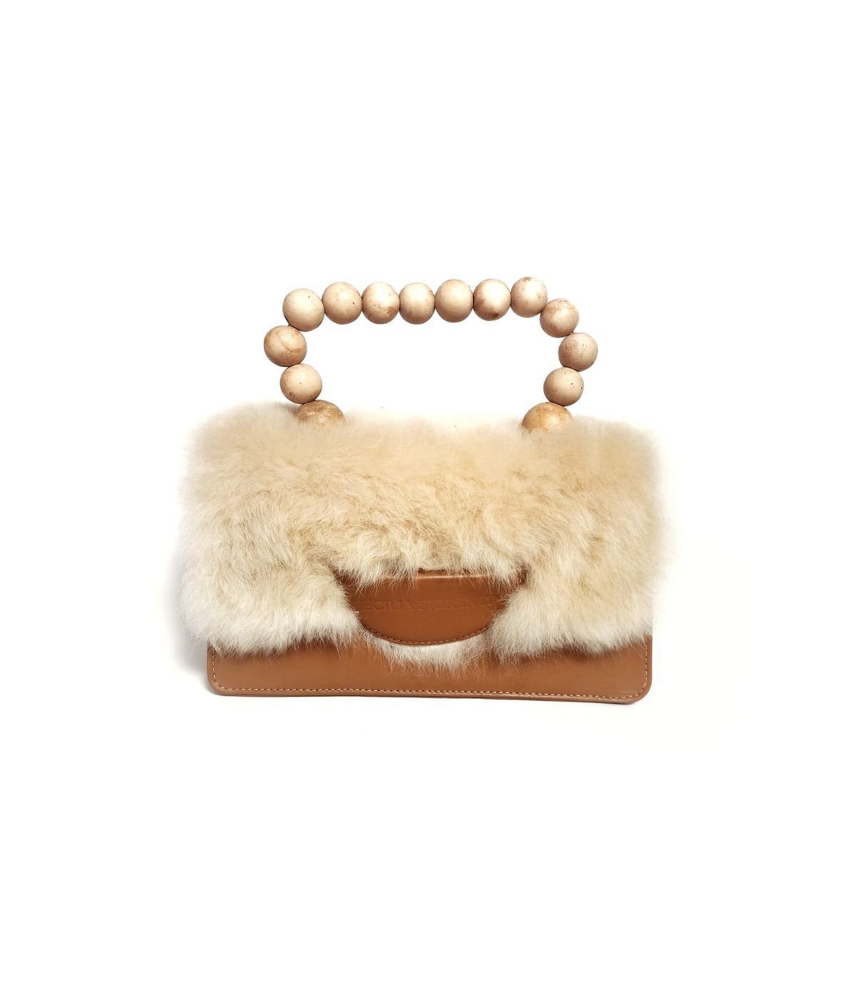 Clutch de alpaca beige con cuero liso marrón y asa de esferas de madera reciclada, diseño Cecilia Fiorentini.