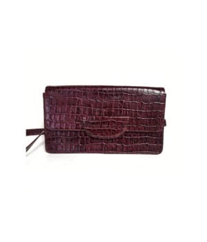 Clutch Yana en cuero croco burgundy con correa removible, diseño Cecilia Fiorentini.