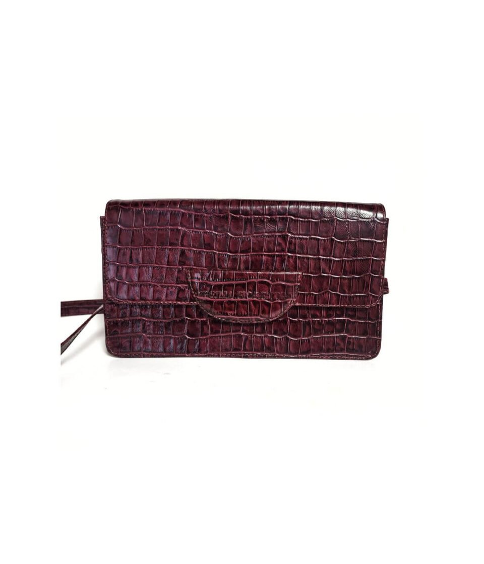 Clutch Yana en cuero croco burgundy con correa removible, diseño Cecilia Fiorentini.
